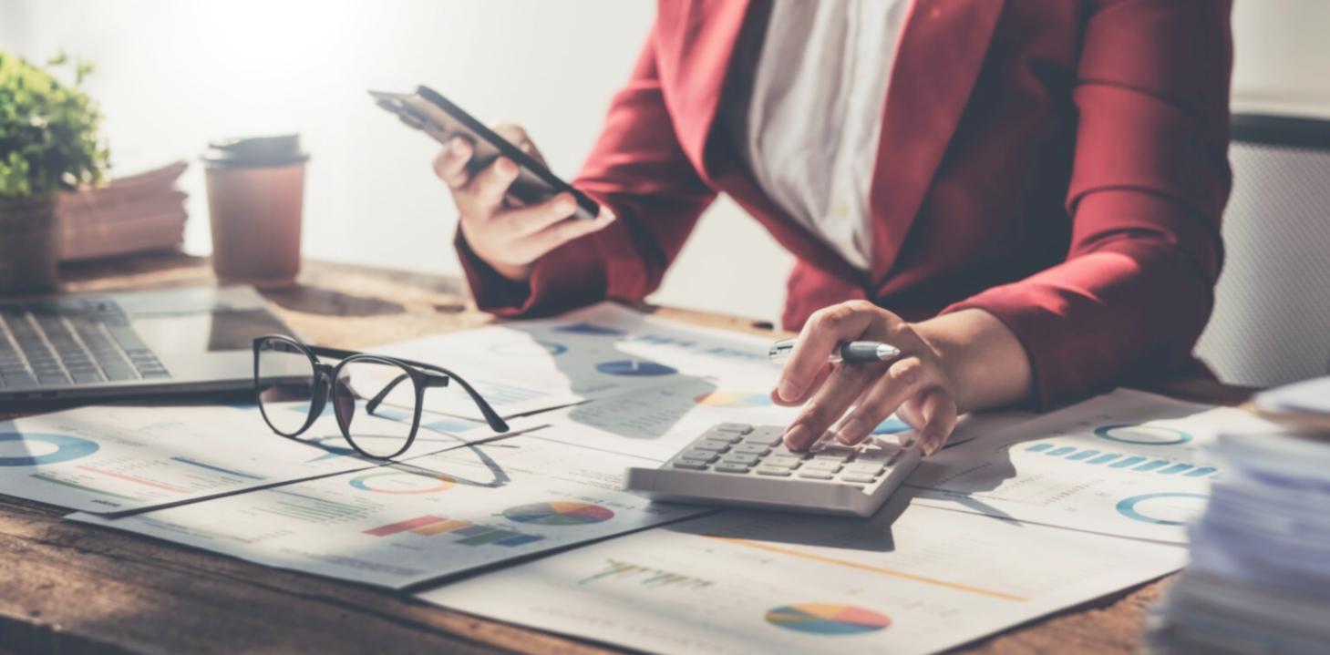 Specjalista analizuje dane finansowe podczas zdalnej konsultacji